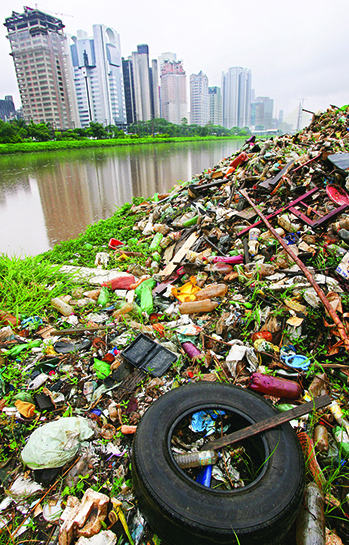 Lixo acumulado na margem do Rio Pinheiros devido as chuvas, São Paulo, 2007.