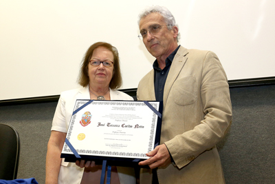 Margarida Kunsch entrega Titulo ao Professor José Teixeira Coelho