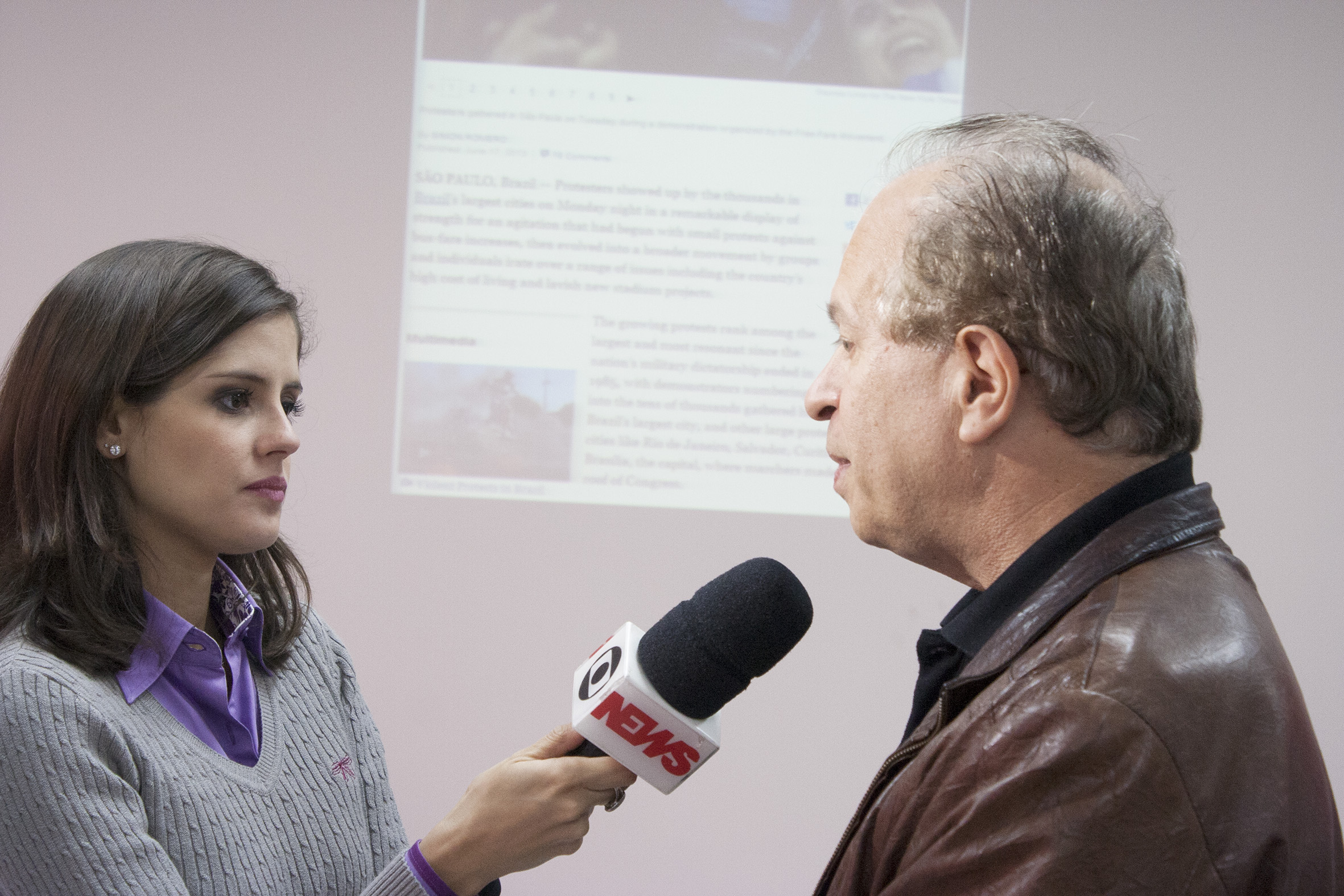 Reporter interviews Renato Janine Ribeiro 