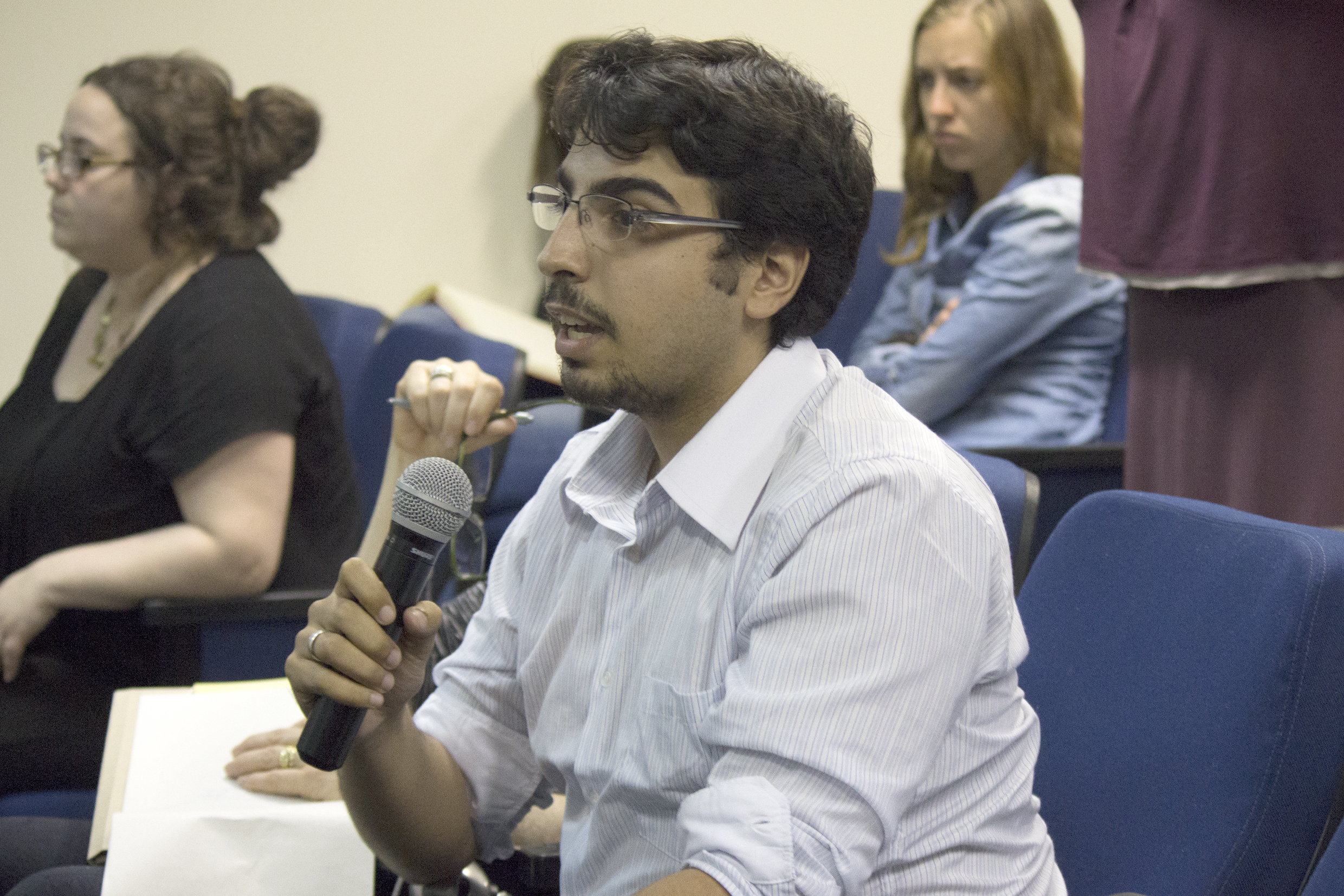 Audience asking questions to the exhibitors