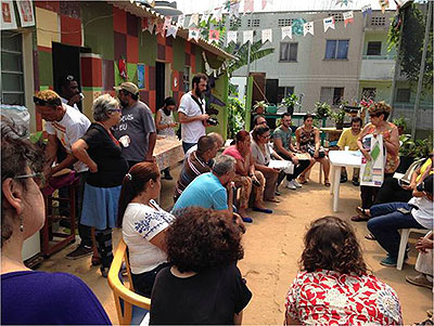 Regina Silveira com moradores da Zona Leste de São Paulo