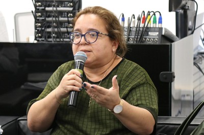 Participante do público faz perguntas durante o debate