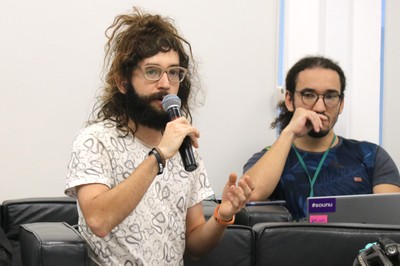 Participante do público faz perguntas durante o debate