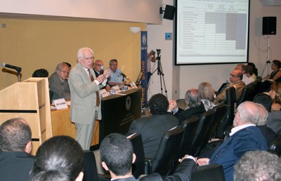 José Goldemberg inicia sua apresentação