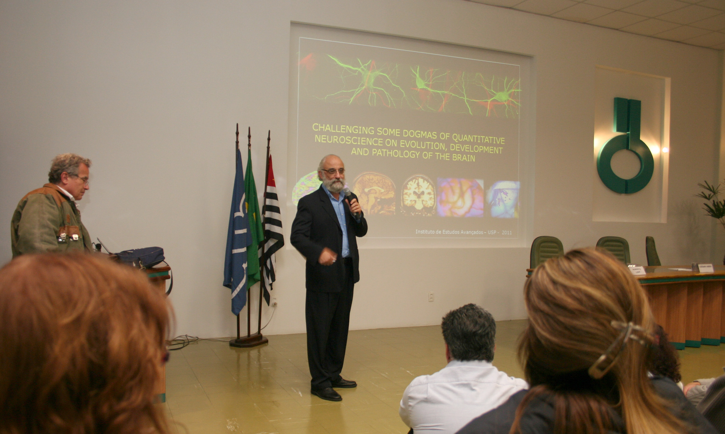 Roberto Lent inicia sua apresentação