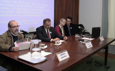 Sergio Adorno, Guilherme Assis de Almeida, Evelin Lindner e tradutor na mesa de abertura do evento