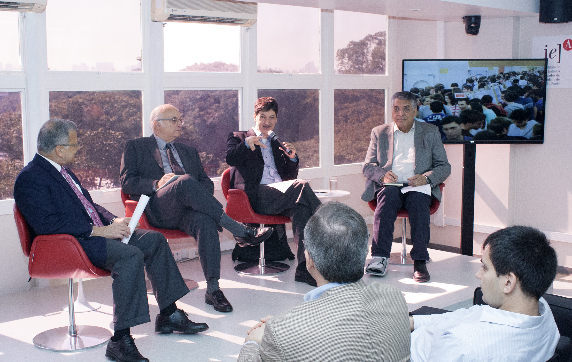 Mario Salerno faz apresentações e abre o evento