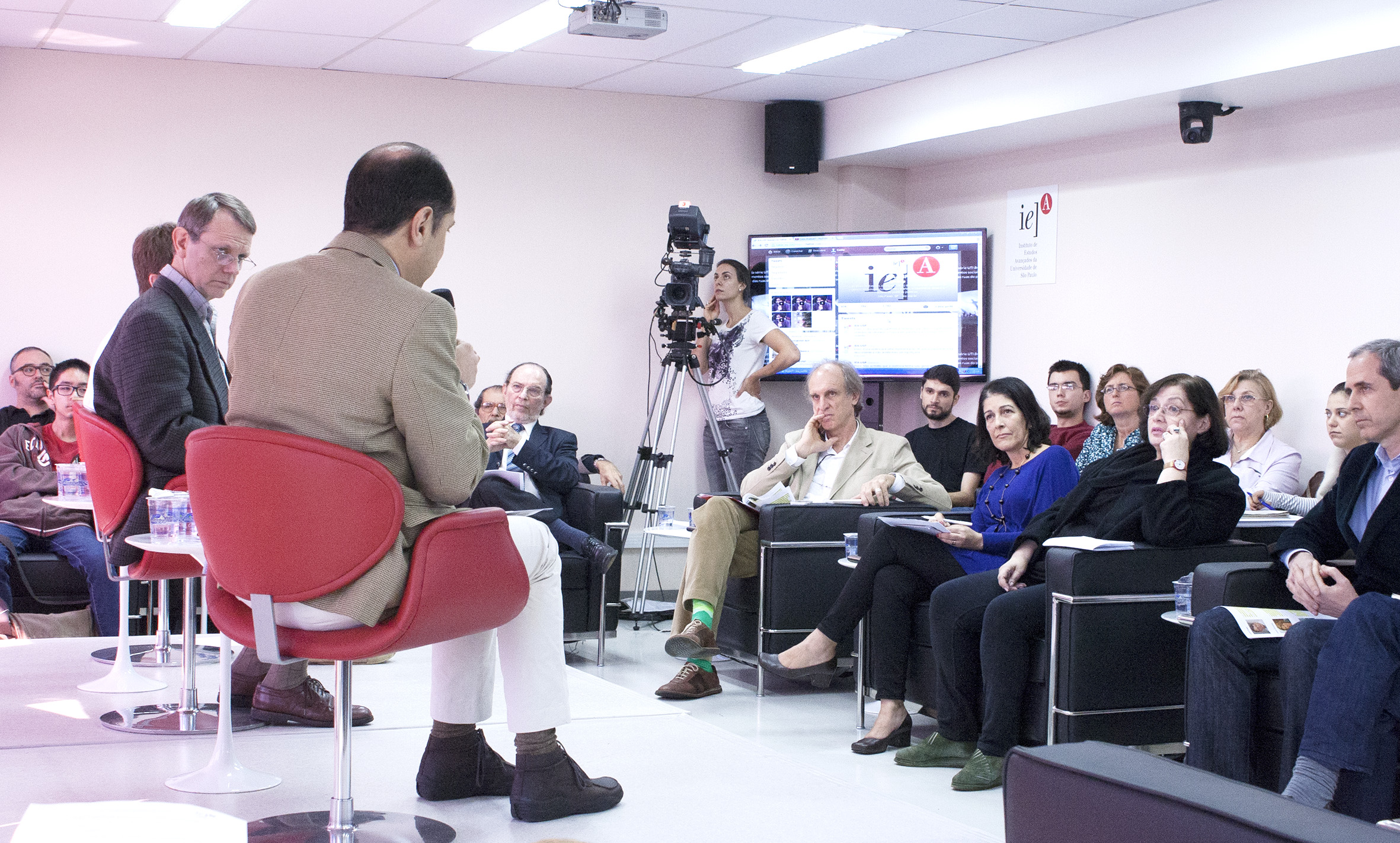 Eugenio Bucci responde as questões dos entrevistadores