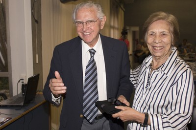 Yvonne Primerano Mascarenhas entrega placa comemorativa a Eduardo Moacyr Krieger