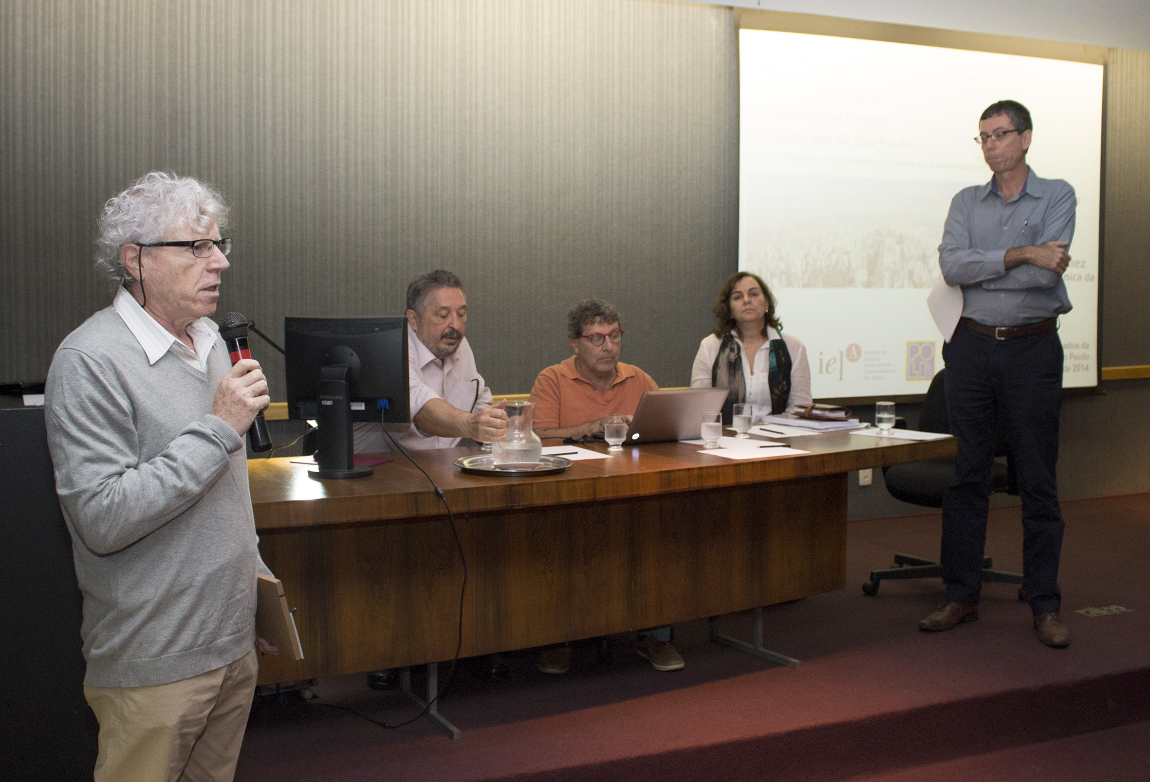 Pedro Jacobi faz a abertura do evento e apresenta os expositores