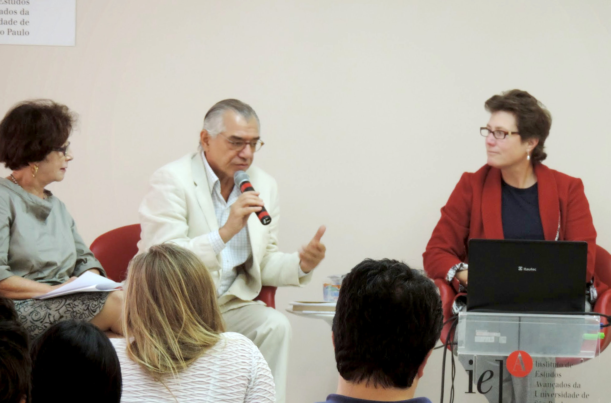 Lourdes Sola, José Álvaro Moisés e Helen Milner