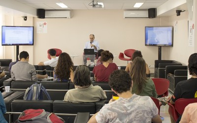 Mauro William Barbosa de Almeida inicia sua apresentação