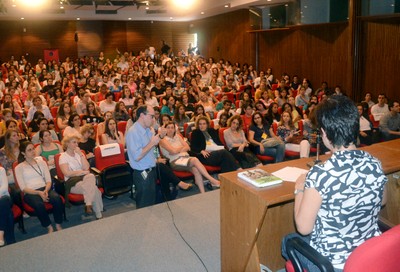 participante do público faz perguntas aos expositores