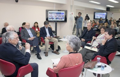 José Alvaro Moisés faz a apresentação dos debatedores no evento