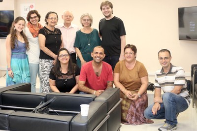 A partir da esquerda, em pé, Carla Moura de Paulo, Juliana Cassano Cibim, Margarida Benincasa, Willie Bolle, Neli Aparecida de Mello-Théry e Júlio Bardini Cuginotti, Miriam Benincasa, Roosevelt Marques, Cláudia Regina Tavares e Diego Pinheiro de Menezes