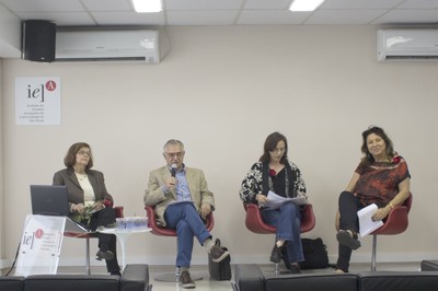 José Álvaro Moisés abre o evento e apresenta as expositoras Maria Antonieta Leopoldi, José Álvaro Moisés, Maria da Conceição Quintero e Maria Angela D'Incao