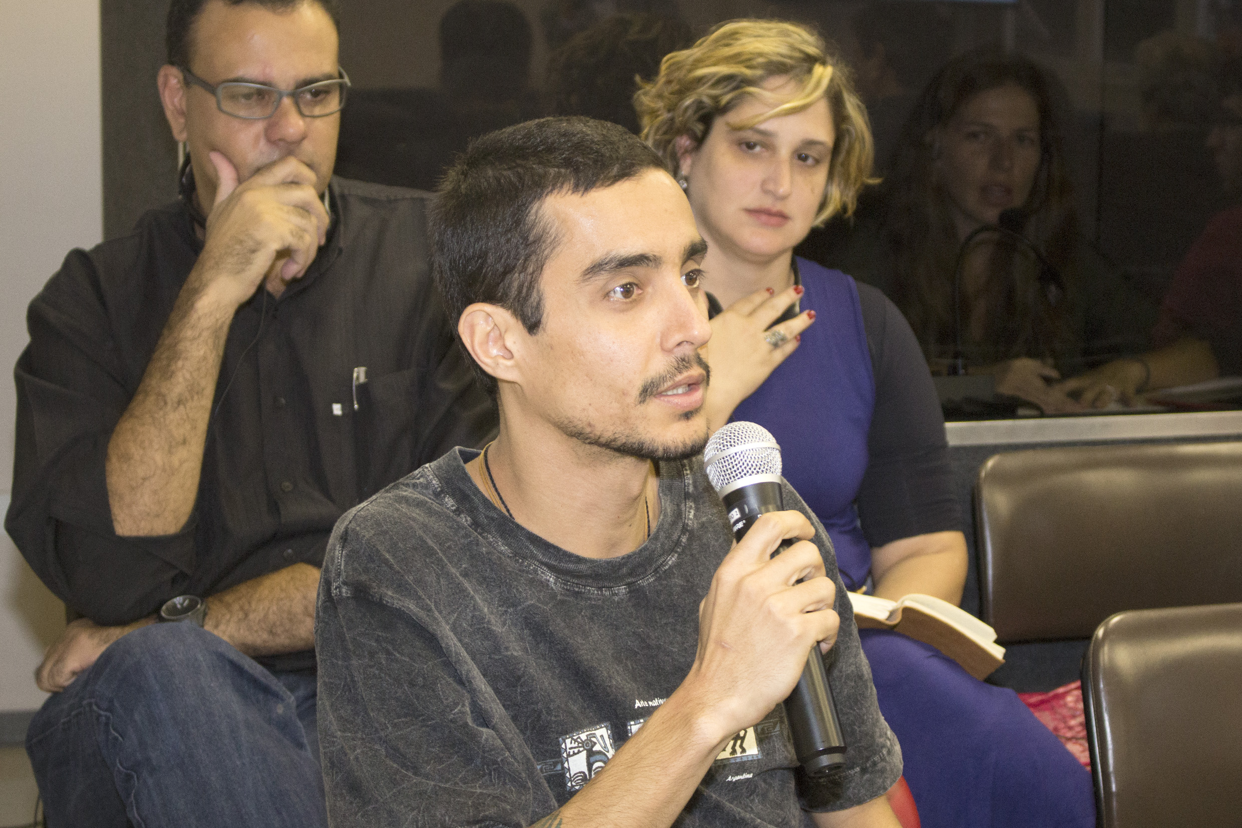 Aluno da EACH - USP faz perguntas durante o debate 