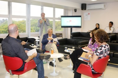 Martin Grossmann apresenta os expositores, Álvaro de Campos, Larissa Leite, Sylvia Dantas, João Alberto Alves Amorim e Geraldo de Campos