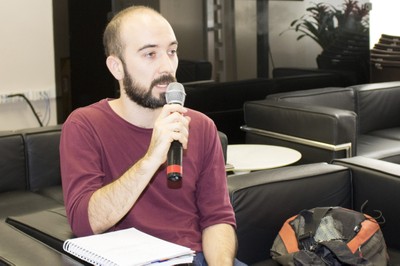 Participante do público faz perguntas durante o debate