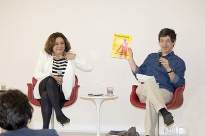 Mario Sergio Salerno apresenta a revista Bahiaciência editada por Mariluce Moura