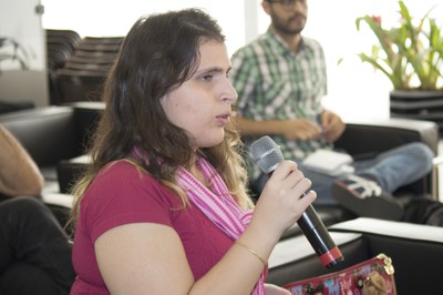 Paula Bassi faz perguntas durante o debate