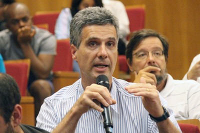 Participante do público faz perguntas durante o debate