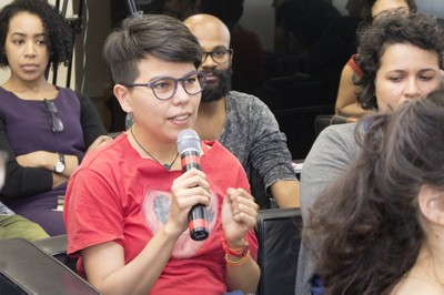 Participante do público faz perguntas durante o debate