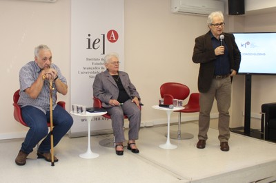 Marcos Buckeridge abre o evento e explica a dinâmica do debate