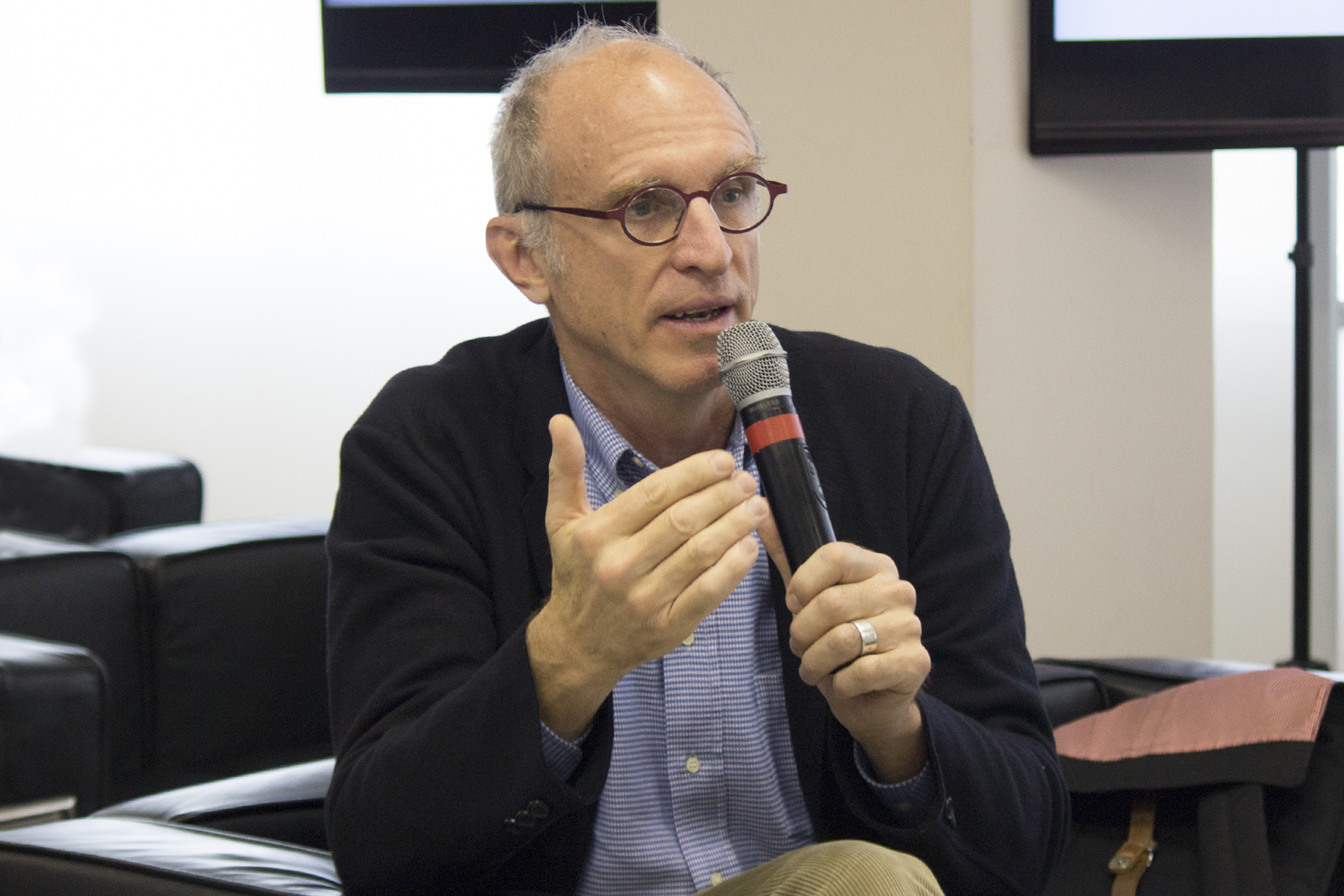 Martin Grossmann fala durante o debate