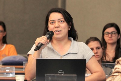 Participante do público faz perguntas durante o debate