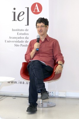 Mario Sergio Salerno faz a abertura do evento e apresenta o expositor