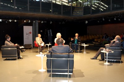 Martin Grossmann abre o evento e apresenta os expositores, Tata Amaral, Miguel Chaia, Amir Labaki, Olívio Tavares de Araújo e Ricardo Ohtake