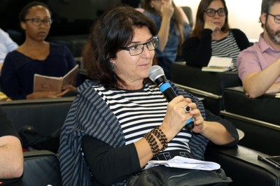 Participante do público faz perguntas durante o debate