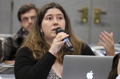 Participante do público faz perguntas durante o debate