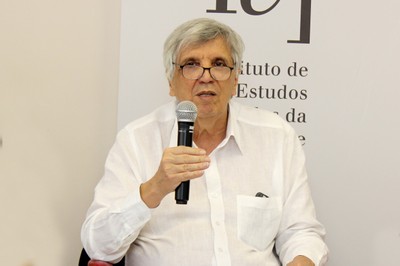 Álvaro de Vasconcelos apresenta os expositores e explica a dinâmica do debate