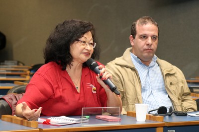 Participante do público faz pergunta aos expositores