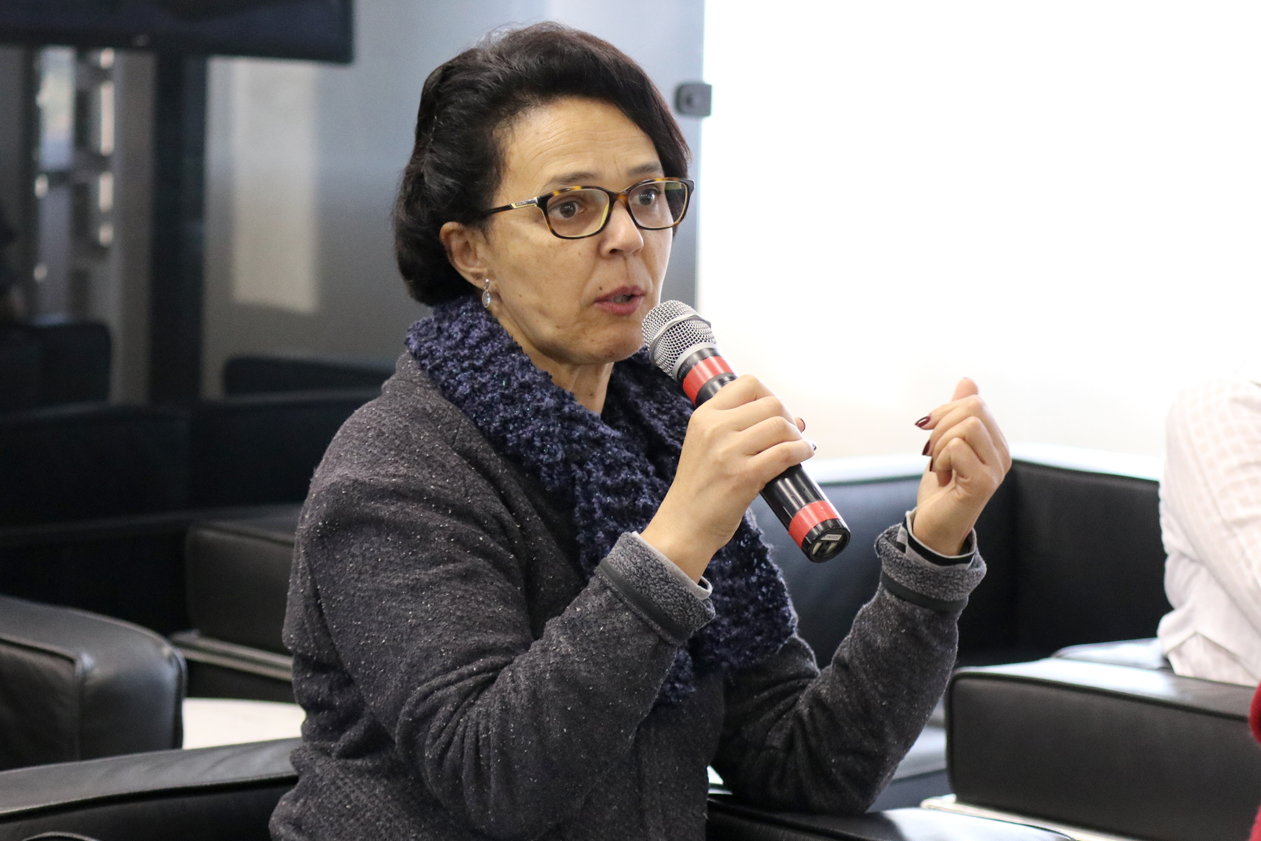 Participante do público faz perguntas durante o debate