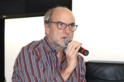 Stephan Voswinkel fala durante o debate