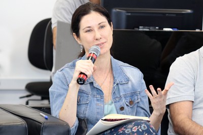 Participante do público faz perguntas durante o debate