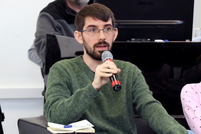 Participante do público faz perguntas durante o debate