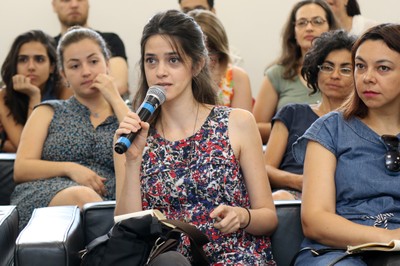 Participante do público faz perguntas durante o deabte