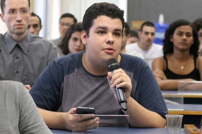 Participante do Público faz perguntas durante o debate