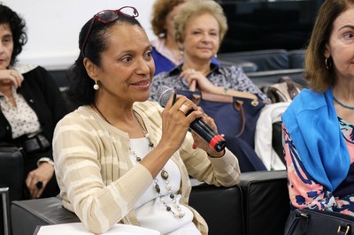 Lígia Ferreira fala durante o debate