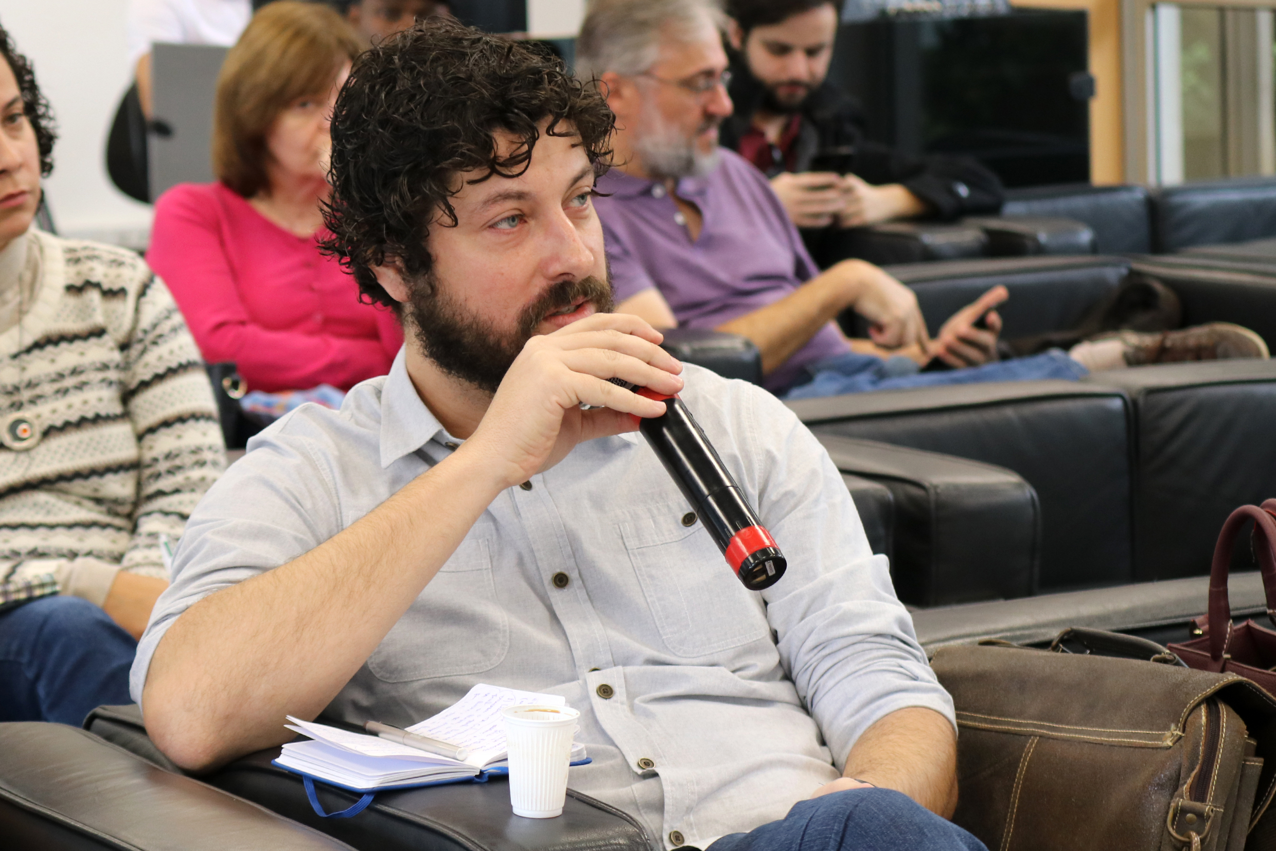 César Simoni Santos faz perguntas durante o debate