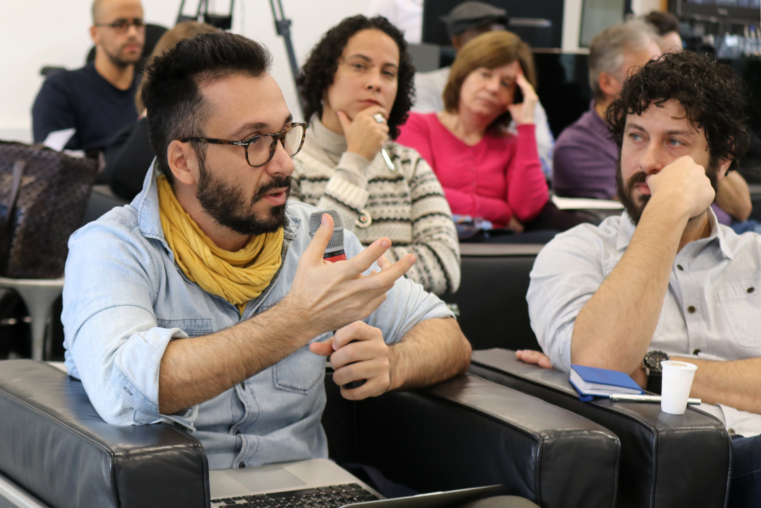 Participante do público faz perguntas ao expositor