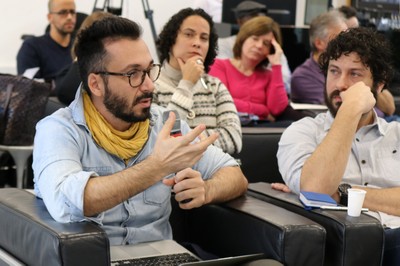 Participante do público faz perguntas ao expositor