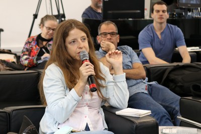 Participante do público faz perguntas durante o debate