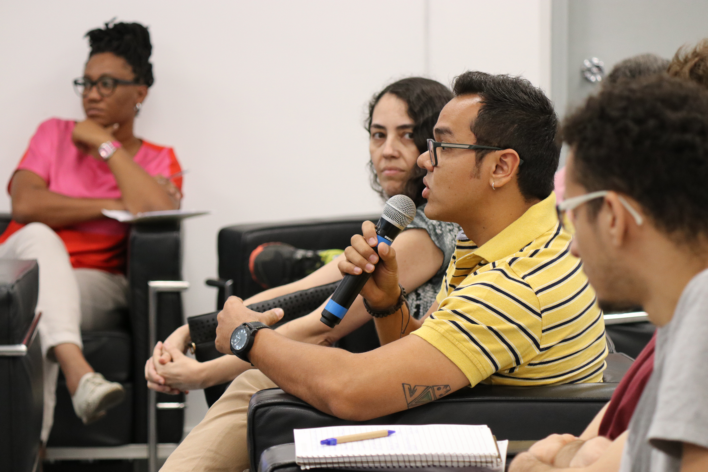 Participante do público faz perguntas durante o debate