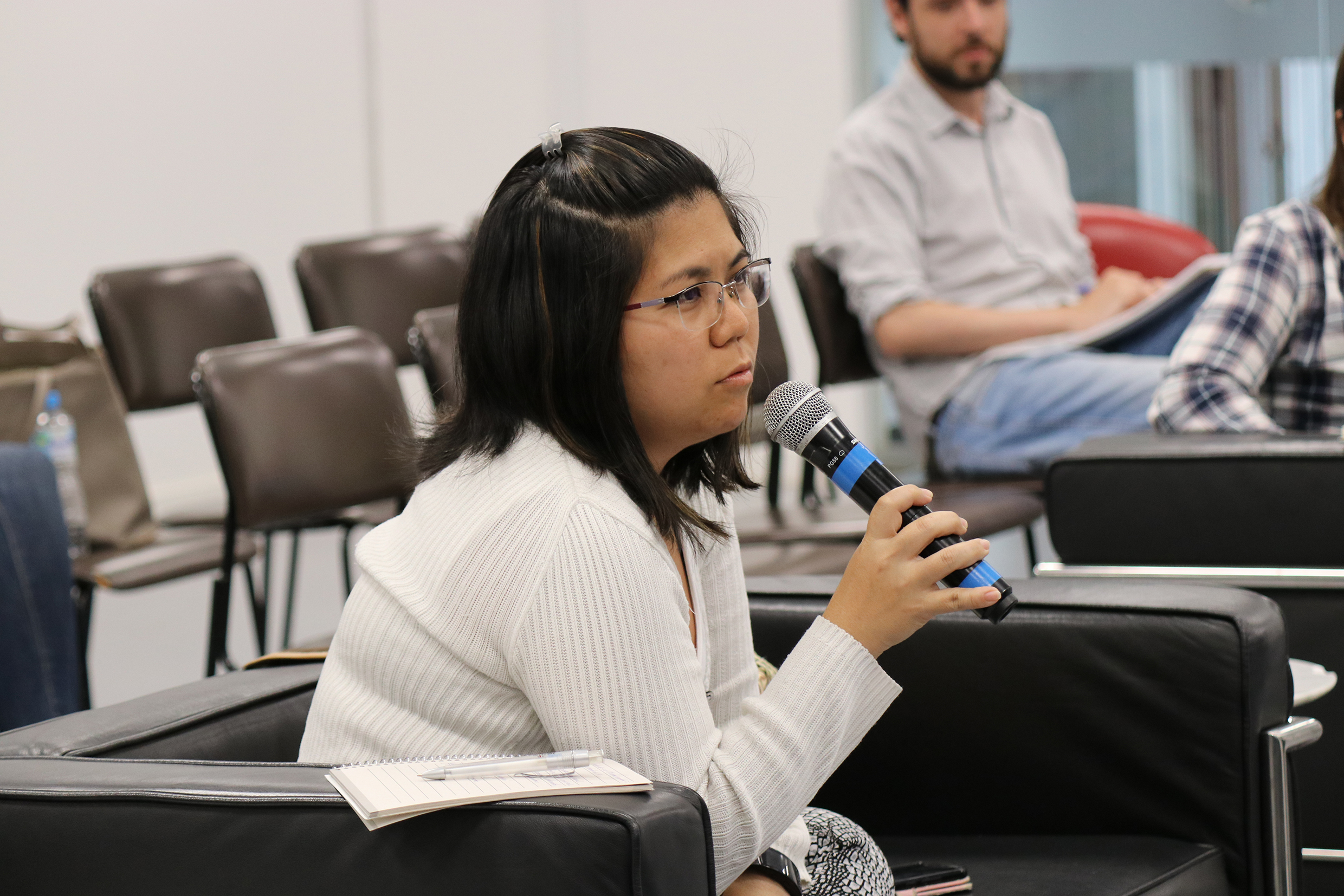 Participante do público faz perguntas durante o debate