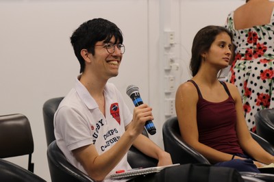 Participante do público faz perguntas durante o debate